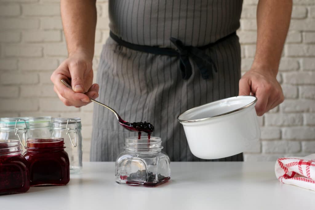 Préparation de confiture à indice glycémique bas dans des bocaux