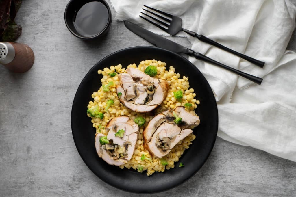 Plat sain de poulet farci aux champignons avec lentilles et brocolis