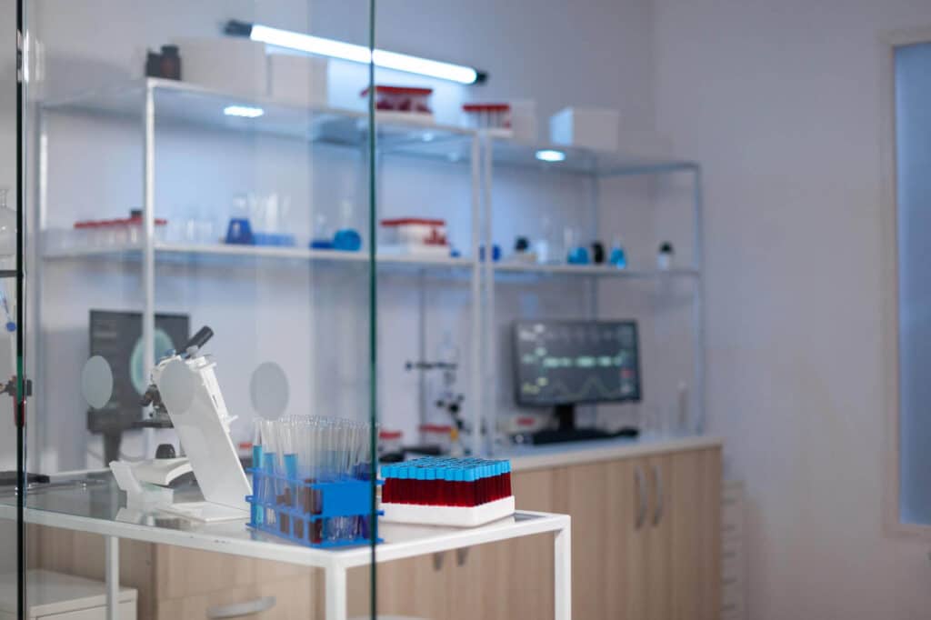 Laboratoire d'analyses médicales avec tubes d'échantillons et microscope