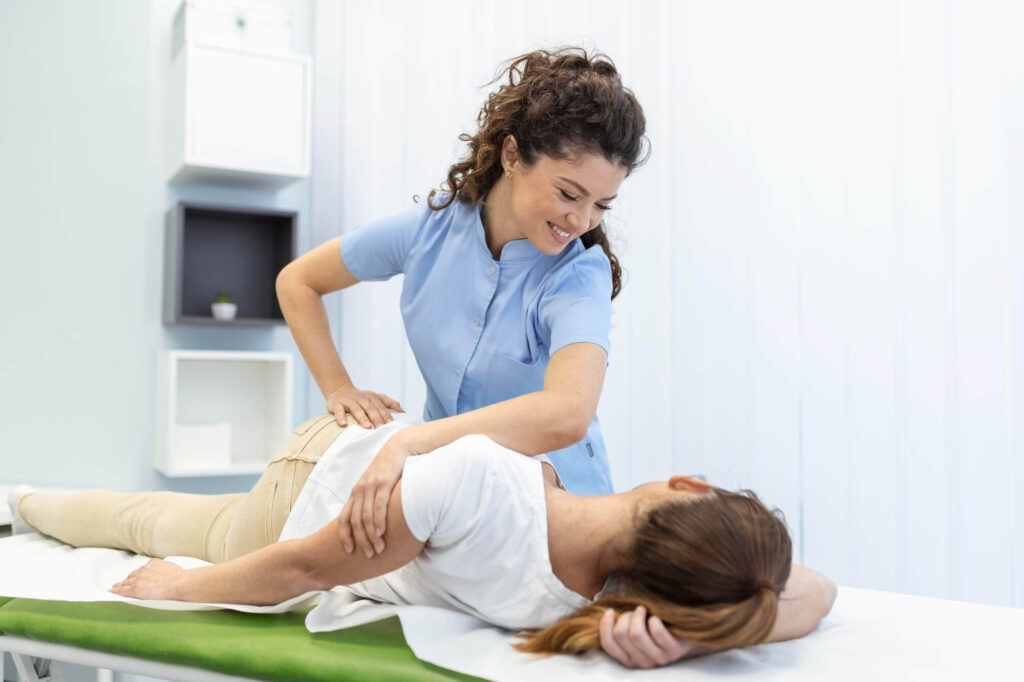 Chiropractrice effectuant un ajustement pour soulager les douleurs