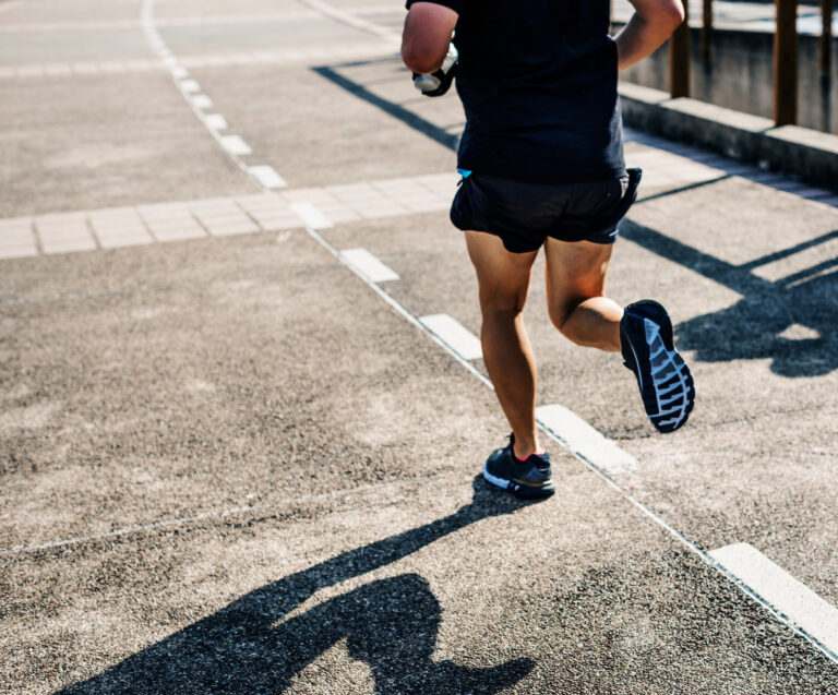 Un coureur pratiquant un fractionné pyramidal sur une piste