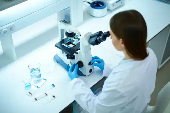 Analyse scientifique du métabolisme au microscope en laboratoire moderne