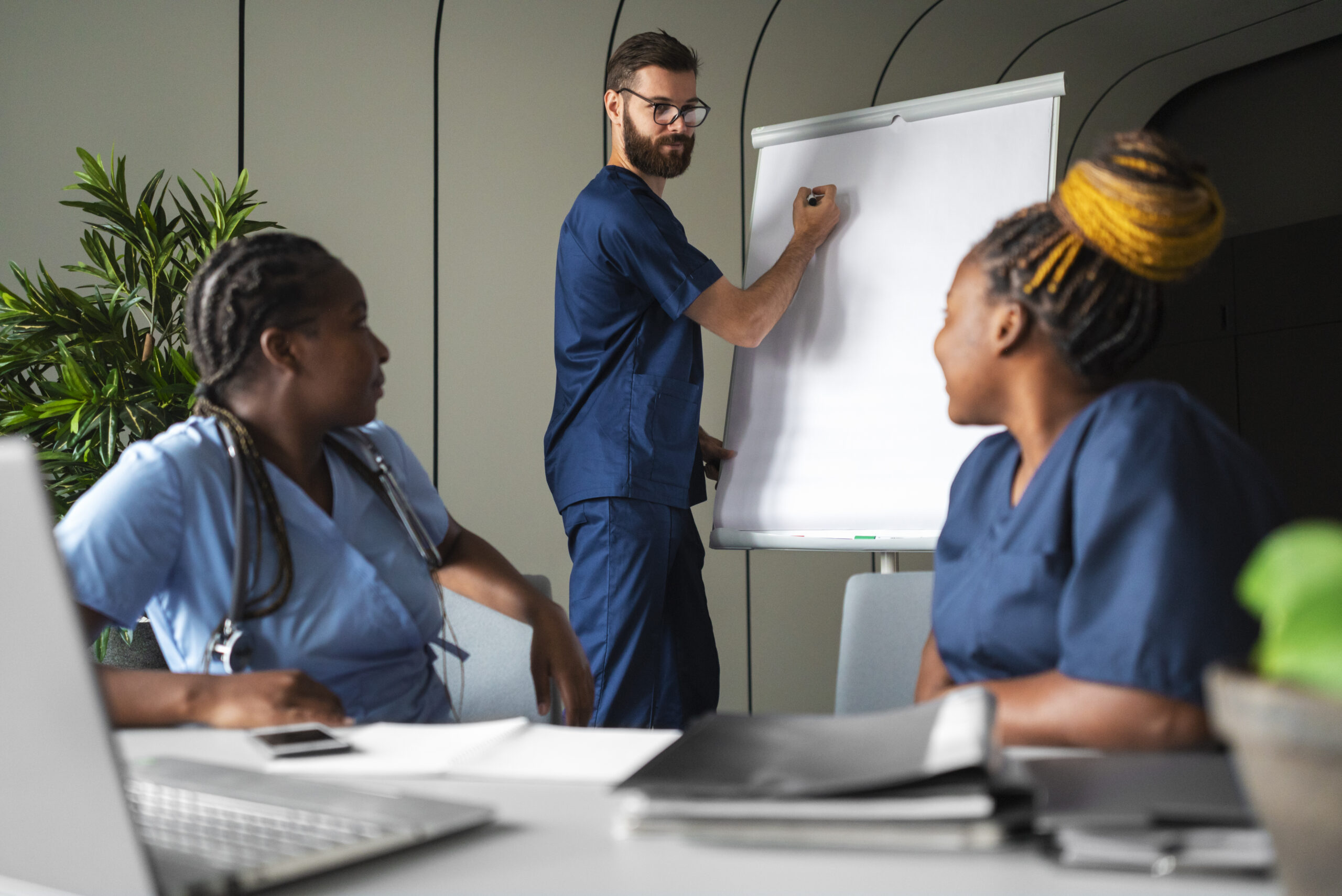 Des infirmières qui étudient ensemble dans un IFSI.